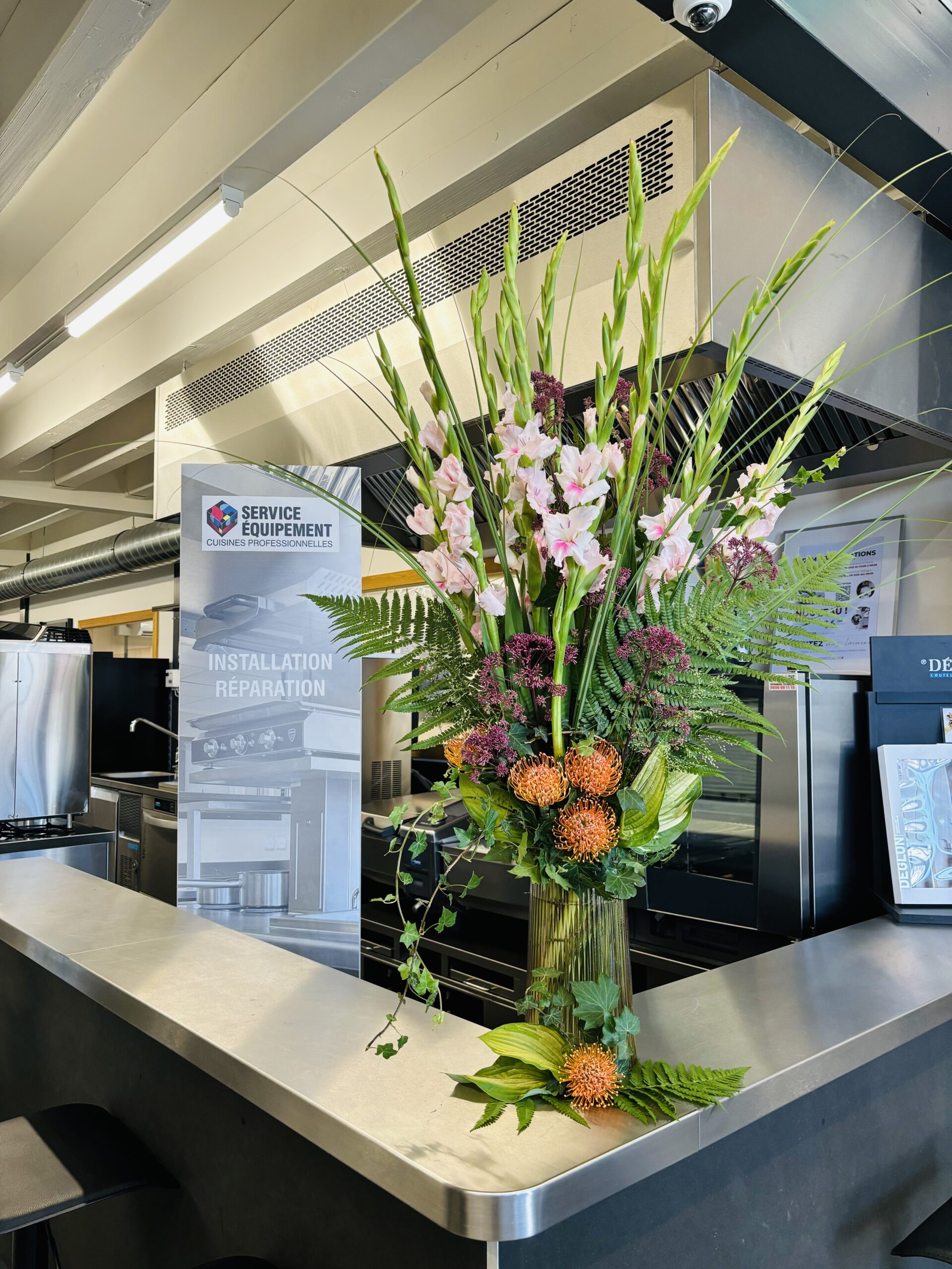 Bouquet de fleurs sur un comptoir d'accueil dans une société Suisse
