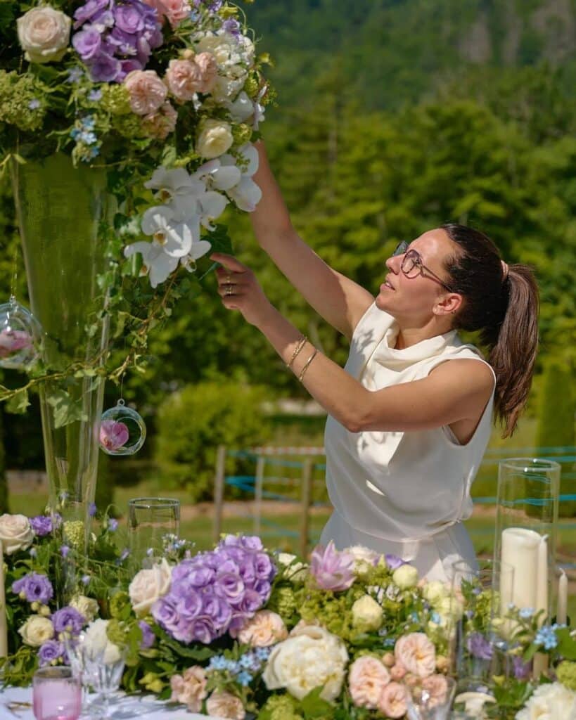Jennifer mouchet fleuriste à genève décorant une table pour un mariage
