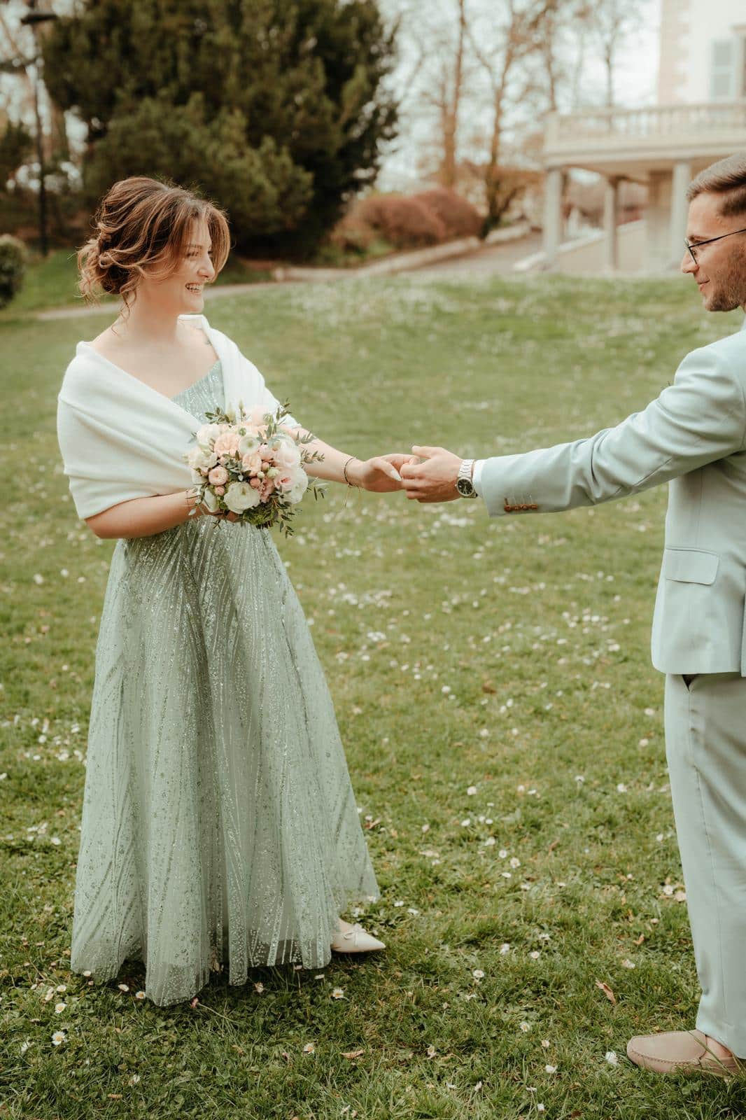 Couple de mariés avec le bouquet et la boutonnière